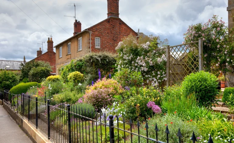 Why More UK Homeowners Are Mixing Fencing With Planting
