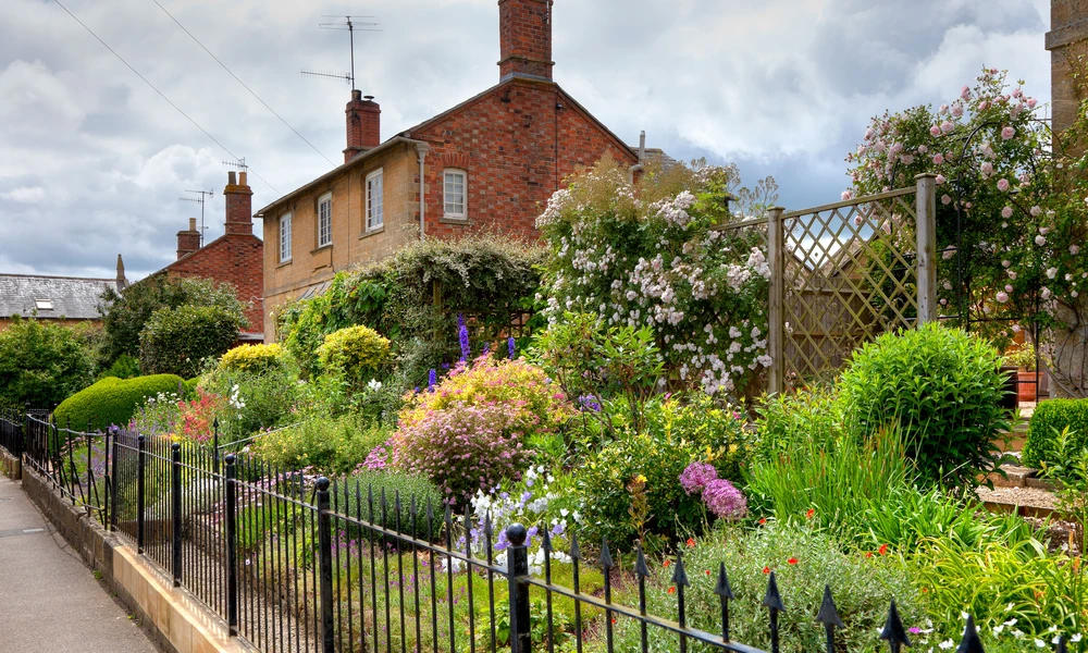 Why More UK Homeowners Are Mixing Fencing With Planting